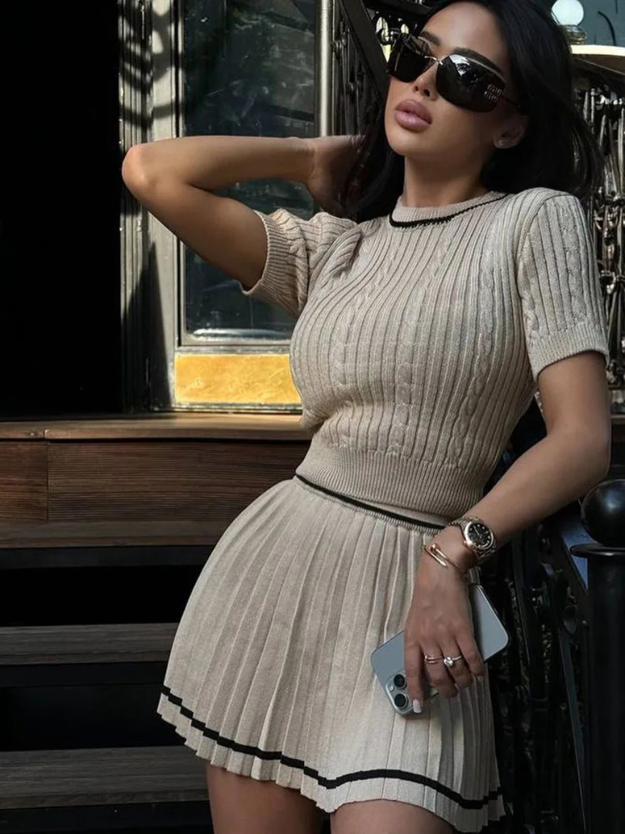 Conjunto Tricô Cropped e Saia Curta Plissada Modern Chloé