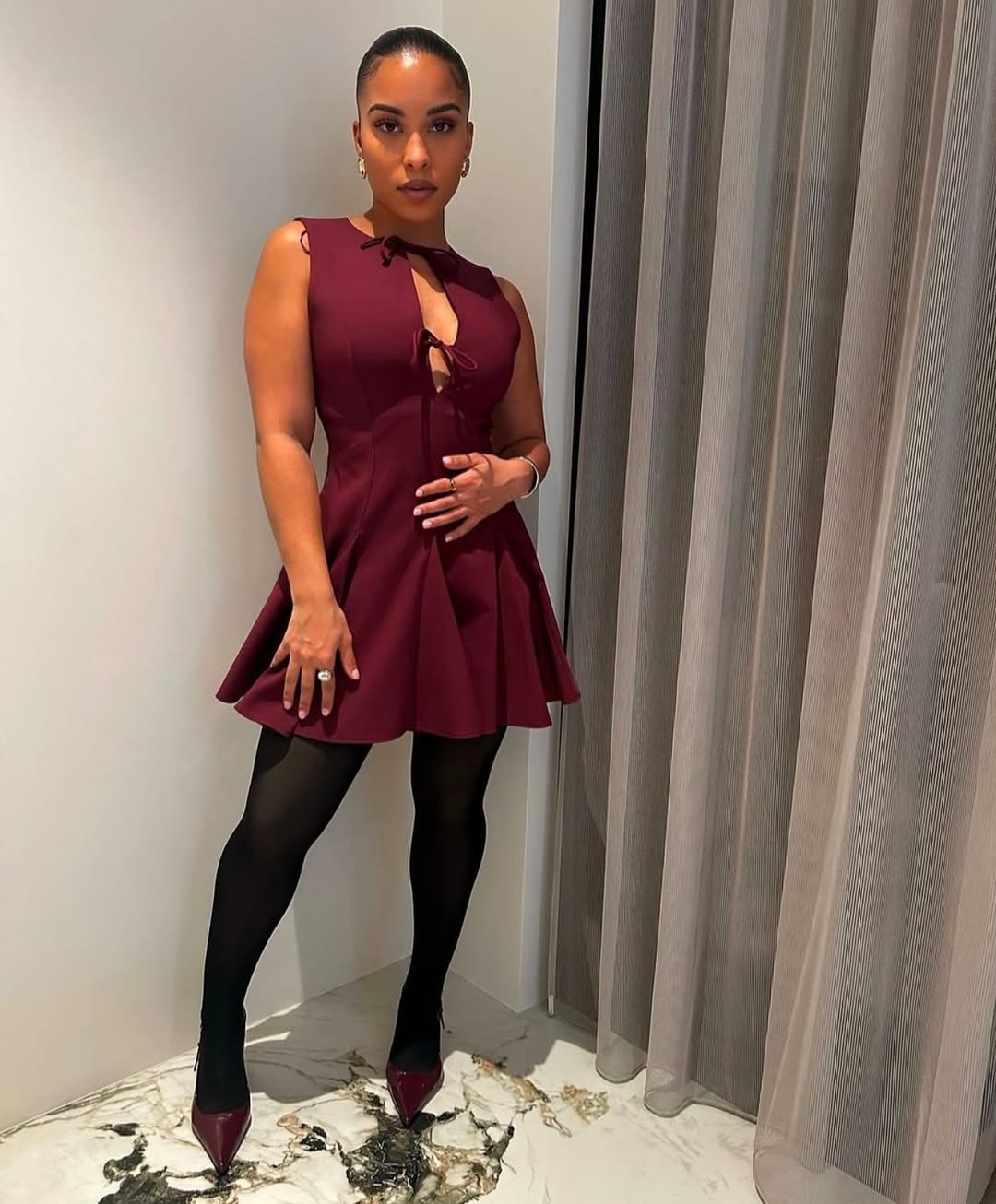 Vestido Curto Godê Barra Plissada Modern Sienna