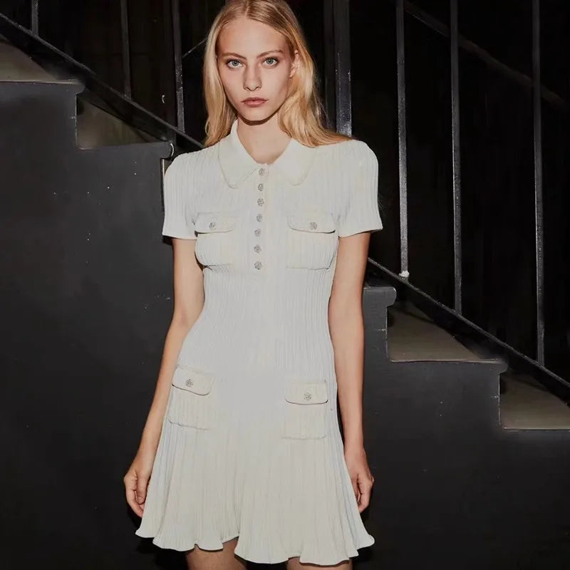 Vestido Curto Tricô Gola Polo e Bolsos Modern Seraphina