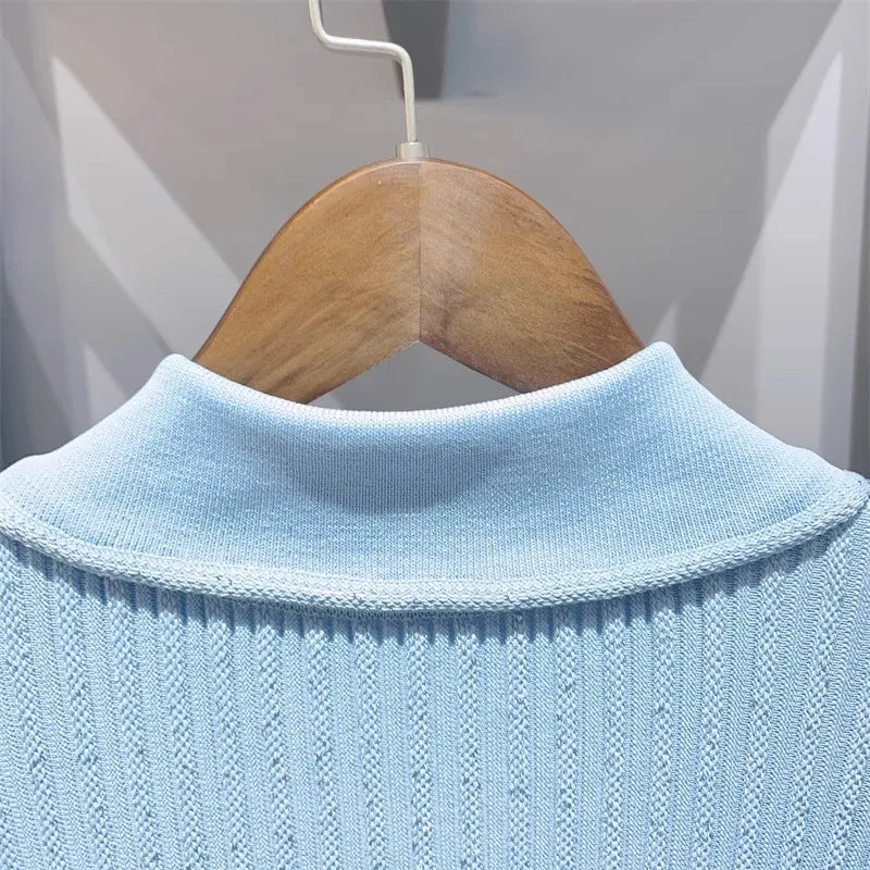 Vestido Curto Tricô Gola Polo e Bolsos Modern Seraphina