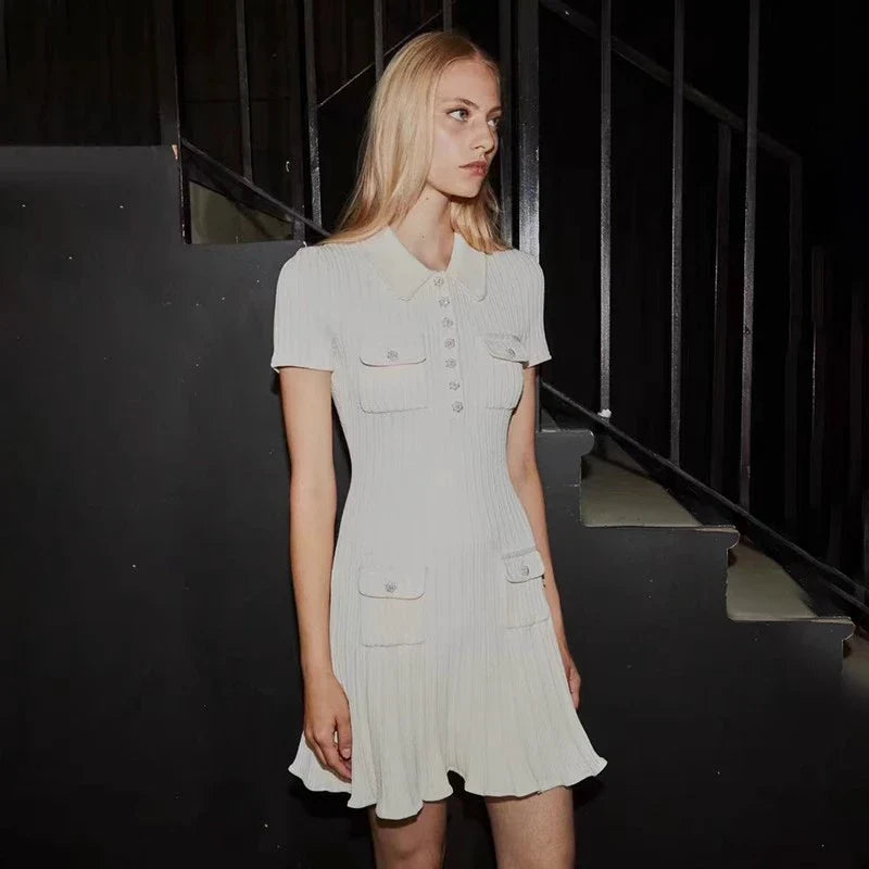 Vestido Curto Tricô Gola Polo e Bolsos Modern Seraphina