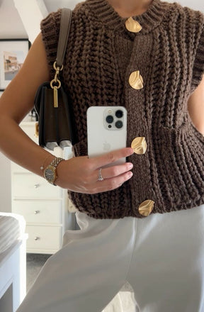 Colete Tricô Marrom com Botões Modern Jane